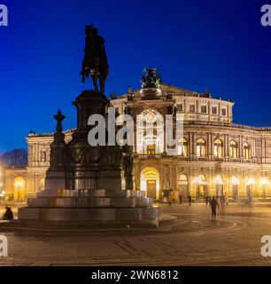 Dresde Altstadt Semperoper am Theaterplatz mit König Johann Denkmal am Abend. Dresde Sachsen Deutschland *** Dresde Old Town Semperoper sur Theaterplatz avec King John Monument dans la soirée Dresde Saxe Allemagne Banque D'Images