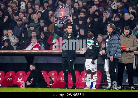 Rotterdam, pays-Bas. 29 février 2024. ROTTERDAM, PAYS-BAS - FÉVRIER 29 : 4e officiel Richard Martens lors de la demi-finale de la Coupe TOTO KNVB entre Feyenoord et le FC Groningen au Stadion Feyenoord le 29 février 2024 à Rotterdam, pays-Bas. (Photo de Joris Verwijst/Orange Pictures) crédit : Orange pics BV/Alamy Live News Banque D'Images