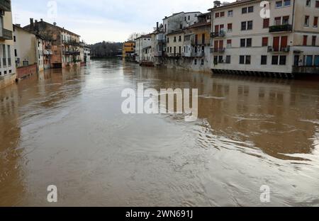 Maisons sur les rives de la rivière gonflée appelée BACCHIGLIONE dans la ville de Vicence dans le nord de l'Italie pendant les inondations Banque D'Images