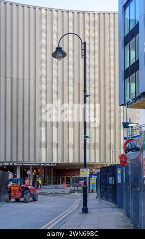 Le centre culturel et artistique Aviva Studios (Factory International), Manchester, Royaume-Uni. Architectes : OMA, ouvert en 2023. Banque D'Images