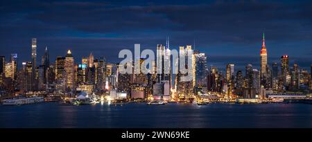 Vue panoramique de New York au crépuscule depuis le fleuve Hudson. La vue comprend les gratte-ciel de Manhattan Midtown West Manhattan illuminés la nuit Banque D'Images