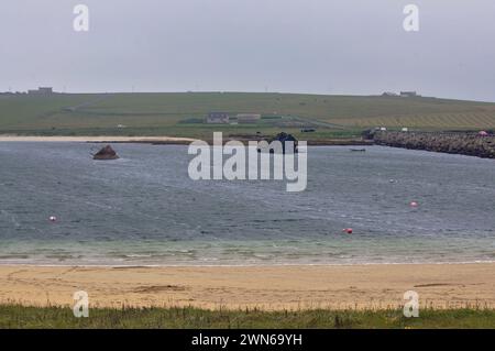 Les Blockships de la première Guerre mondiale (navires coulés) et les barrières Churchill de la seconde Guerre mondiale (chaussée) utilisées pour protéger le mouillage de la base navale de Scapa Flow sur les Orcades, en Écosse, au Royaume-Uni Banque D'Images