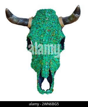 Crâne de Buffalo turquoise isolé sur fond blanc. Crâne de taureau de nuggets turquoise décorés. Crâne Steer sculpté avec des cornes qui ont été combinés avec la mine nord-américaine naturelle de pépites Turquoise. Banque D'Images