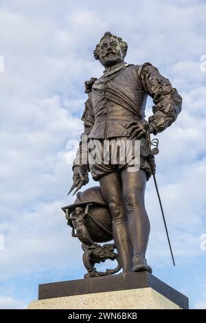 Statue en bronze de Sir Francis Drake sur Plymouth Hoe, Plymouth, Devon, Royaume-Uni le 7 décembre 2011 Banque D'Images