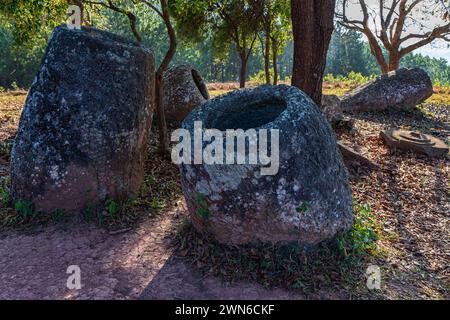 La plaine des Jarres est l'un des sites préhistoriques les plus importants d'Asie du Sud-est, situé près de Phonsavan, Xieng Khuang au Laos. La plaine de bocaux ha Banque D'Images