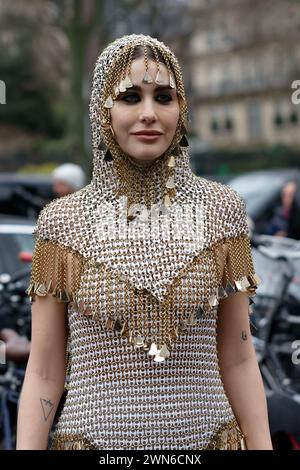 Les invités du défilé Rabanne se sont retrouvés au palais de Tokyo, la thématique des robes et des accessoires était le métal Banque D'Images