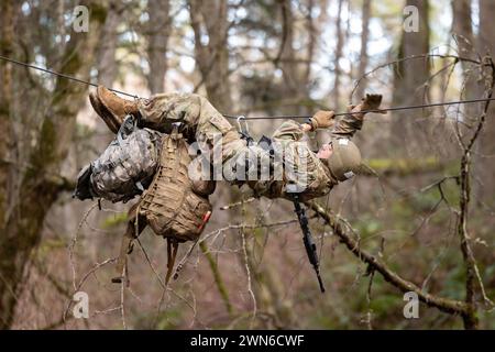 Seattle, Washington, États-Unis. 10 février 2024. Un cadet ROTC de l'armée de Brigham Young University Idaho participe à l'événement One-Rope Bridge le 10 février à la base commune Lewis-McChord, dans l'État de Washington. Les Cadets du ROTC de l'armée de la partie nord de la 8e brigade du ROTC de l'armée ont participé au défi des Rangers Nord de la Force opérationnelle du 9 au 10 février. Les vainqueurs des défis North et South Ranger de la 8e Brigades Task Force représenteront les Vikings de la 8e Brigade au concours de compétences militaires de Sandhurst qui se tiendra à l'Académie militaire des États-Unis en avril. (Photo de Sarah Windmueller) (crédit image : © U.S. Army/ZUMA Press Wir Banque D'Images