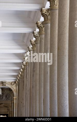 Moulin Colonade, structure néo-Renaissance avec colonnes corinthiennes dans la station thermale Karlovy Vary en République tchèque Banque D'Images