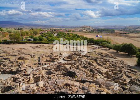 BARUMINI, ITALIE -19 OCT 2023- vue de Su Nuraxi di Barumini en Sardaigne, site archéologique de l'âge du bronze classé au patrimoine mondial de l'UNESCO avec un défenseur Banque D'Images