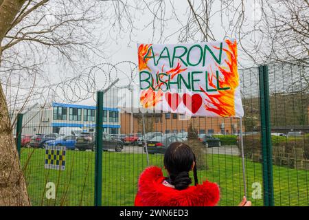 Shipley, Royaume-Uni. 29 FÉVRIER 2023. À l'extérieur des bureaux de Teledyne, un manifestant palestinien tient une pancarte portant le nom d'Aaron Bushnell entourée de flammes. C’est en référence et en mémoire du membre du service de l’armée de l’air américaine qui s’est immolé fatalement à l’extérieur de l’ambassade israélienne à Washington DC le 25 février. Crédit Milo Chandler/Alamy Live News Banque D'Images