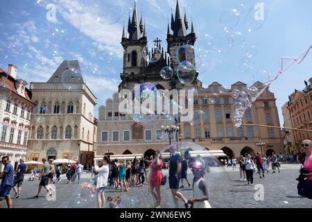 Prague, république tchèque - 02 juin 2017 - artiste de rue fabriquant des bulles de savon sur la place Staromestska de la vieille ville à Prague. Banque D'Images