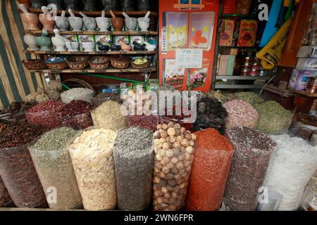 Émirats Arabes Unis, Dubaï - 29 juin 2013 - de nombreuses épices et cadeaux sont en vente au souq aux épices de Deira, Dubaï Banque D'Images