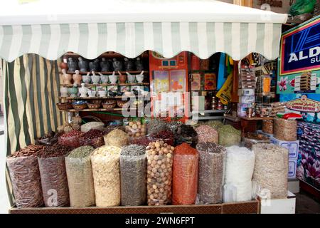 Émirats Arabes Unis, Dubaï - 29 juin 2013 - de nombreuses épices et cadeaux sont en vente au souq aux épices de Deira, Dubaï Banque D'Images