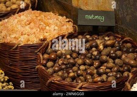 noix de muscade ou muscat à vendre sur le stand du marché de rue arabe. Dubaï Spice Souk à Deira, Émirats arabes Unis. Banque D'Images