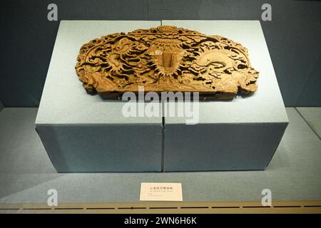 NANNING, CHINE - 27 FÉVRIER 2024 - Une collection de plus de 70 éléments de dragon reliques exposées au Musée des nationalités du Guangxi à Nanning Banque D'Images