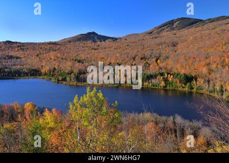 Parc national Orford SEPAQ, étang aux cerises pendant la saison d'automne, couleurs d'automne, Orford et Giroux Monts arrière-plan. Banque D'Images