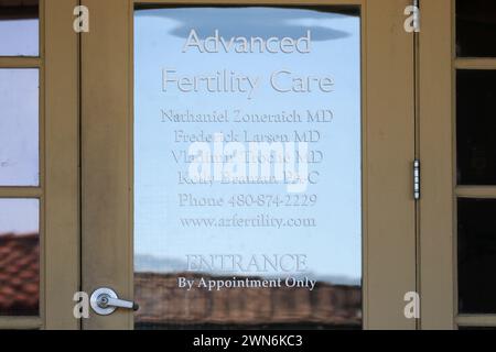 Le site de Mesa de l'Advanced Fertility Care Clinic n'est plus ouvert et le bâtiment est vide dans le centre commercial Fiesta Mall de Mesa, Arizona, le 29 février 2024. Les républicains au sénat ont bloqué la législation pour protéger la fécondation in vitro malgré les réactions récentes après une décision de la Cour suprême de l’Alabama qui menace la procédure. Les démocrates intensifient leur message autour de cette question dans huit états du champ de bataille, et tracent une ligne directe de la décision à la forme des États-Unis par Donald Trump. (Photo par : Alexandra Buxbaum/Sipa USA) crédit : Sipa USA/Alamy Live News Banque D'Images