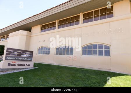 Le site de Mesa de l'Advanced Fertility Care Clinic n'est plus ouvert et le bâtiment est vide dans le centre commercial Fiesta Mall de Mesa, Arizona, le 29 février 2024. Les républicains au sénat ont bloqué la législation pour protéger la fécondation in vitro malgré les réactions récentes après une décision de la Cour suprême de l’Alabama qui menace la procédure. Les démocrates intensifient leur message autour de cette question dans huit états du champ de bataille, et tracent une ligne directe de la décision à la forme des États-Unis par Donald Trump. (Photo par : Alexandra Buxbaum/Sipa USA) crédit : Sipa USA/Alamy Live News Banque D'Images