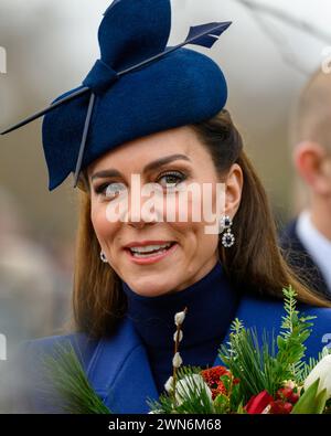 La princesse de Galles salue les sympathisants après avoir assisté au service de Noël à l'église St Mary Magdalene, Sandringham. 25 décembre 2023 Banque D'Images