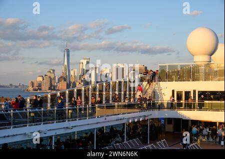 Passagers à bord du MSC Meraviglia au départ de New York Banque D'Images