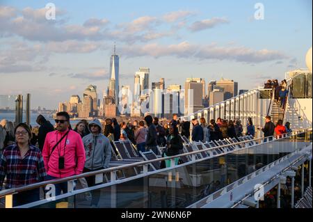 Passagers à bord du MSC Meraviglia au départ de New York Banque D'Images