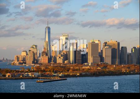 L'horizon de Manhattan illuminé par le soleil couchant. Banque D'Images