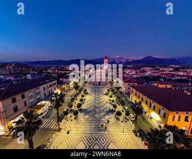 Image aérienne de Marina di Carrara, Toscane, vue du soir grand angle, ciel bleu en arrière-plan les montagnes des Alpes Apuanes, place avec église Banque D'Images