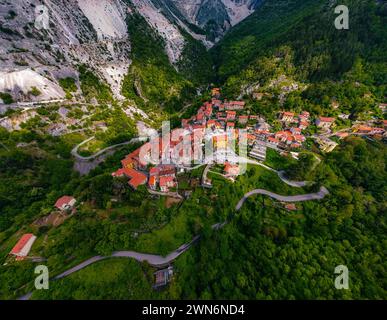 Alpes Apuanes, carrières de marbre blanc, vue de dessus du village de Colonnata au centre de la vallée extractive, routes blanches pour les camions de transport de blocs de marbre Banque D'Images