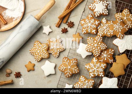 Composition plate de pose avec de savoureux biscuits de Noël et des épices sur la table lumineuse Banque D'Images