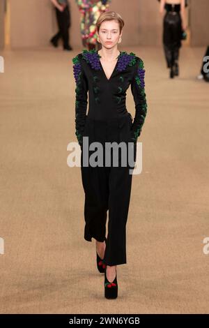 Paris, Frankreich. 28 février 2024. Piste BALMAIN automne/hiver 2024 pendant la Fashion week de Paris le 2024 février - Paris, France 28/02/2024 crédit : dpa/Alamy Live News Banque D'Images