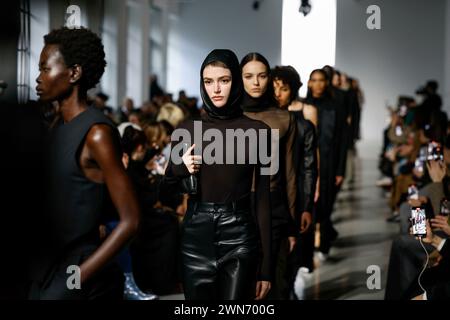 Paris, Frankreich. 29 février 2024. Défilé automne/hiver 2024 de GAUCHERE pendant la semaine de la mode de Paris le 2024 février - Paris, France 29/02/2024 crédit : dpa/Alamy Live News Banque D'Images