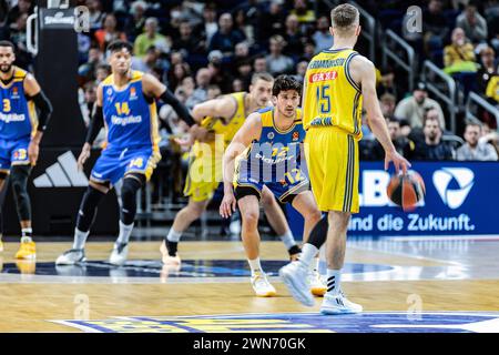 Berlin, Allemagne. 29 février 2024. John Dibartolomeo (à gauche) de Maccabi Playtika tel Aviv et Martin Hermannsson (à droite) d'Alba Berlin vus en action lors du Round 27 de la saison régulière 2023/2024 de Turkish Airlines Euroleague entre Alba Berlin et Maccabi Playtika tel Aviv à Mercedes-Benz Arena. Score final : Alba Berlin 106:71 Maccabi Playtika tel Aviv. (Photo de Nicholas Muller/SOPA images/SIPA USA) crédit : SIPA USA/Alamy Live News Banque D'Images