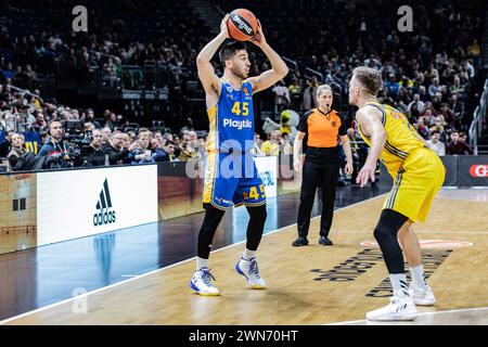Berlin, Allemagne. 29 février 2024. Tamir Blatt (à gauche) de Maccabi Playtika tel Aviv et Martin Hermannsson (à droite) d'Alba Berlin vus en action lors du Round 27 de la saison régulière 2023/2024 de Turkish Airlines Euroleague entre Alba Berlin et Maccabi Playtika tel Aviv à Mercedes-Benz Arena. Score final : Alba Berlin 106:71 Maccabi Playtika tel Aviv. Crédit : SOPA images Limited/Alamy Live News Banque D'Images