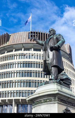 Richard Seddon Statue and the Beehive New Zealand Parliament Building, Lambton Quay, Pipitea, Wellington, Nouvelle-Zélande Banque D'Images