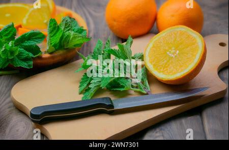 Cocktails rafraîchissants d'été, limonade ou mojito avec citron, orange et menthe avec glace. Concept de boissons gazeuses aux agrumes d'été, cocktails, limonade. Banque D'Images