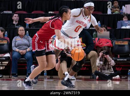 College Park, États-Unis. 29 février 2024. COLLEGE PARK, MD : - FÉVRIER 29 : la garde des Badgers du Wisconsin D'Yanis Jimenez (23) dribble devant la garde des Terrapins du Maryland Shyanne Sellers (0) lors d'un match de basket-ball universitaire féminin entre les Terrapins du Maryland et les Badgers du Wisconsin au Xfinity Center, à College Park, Maryland, le 29 février 2024. (Photo de Tony Quinn/SipaUSA) crédit : Sipa USA/Alamy Live News Banque D'Images