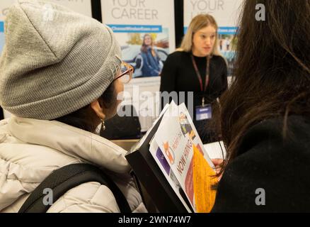 Toronto, Canada. 29 février 2024. Les demandeurs d'emploi assistent à un salon de l'emploi à Toronto, Canada, le 29 février 2024. Un salon des carrières a eu lieu ici jeudi, attirant des centaines de demandeurs d'emploi. Le taux de chômage au Canada a chuté de 0,1 point de pourcentage pour s'établir à 5,7 % en janvier, la première baisse depuis décembre 2022, selon Statistique Canada. Crédit : Zou Zheng/Xinhua/Alamy Live News Banque D'Images