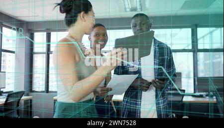 Image du traitement des données financières sur divers hommes d'affaires avec tablette au bureau Banque D'Images