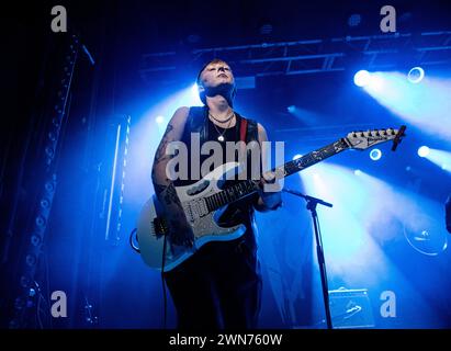Unguest jouant en live à Electric Ballroom, Londres le 29 février 2024 Alex Young , guitariste Unguest est un groupe écossais de pop-punk / rock alternatif. Avec leur musique, Unguest vise à briser les barrières dans l'espace de la musique et permettre à plus de créatifs non masculins d'être reconnus. Banque D'Images