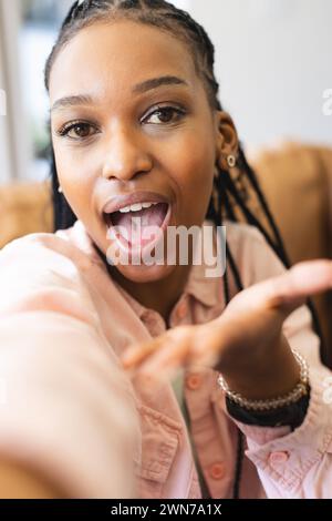 Une jeune afro-américaine aux cheveux tressés prend un selfie Banque D'Images