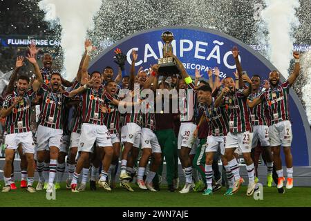 Rio de Janeiro, Brésil, 29 février 2024. Joueurs de Fluminense célèbre avec trophée après avoir remporté le match entre Fluminense et LDU Quito, pour la finale Recopa Sulamericana 2024, au stade Maracana, à Rio de Janeiro le 29 février. Photo : Daniel Castelo Branco/DiaEsportivo/Alamy Live News Banque D'Images