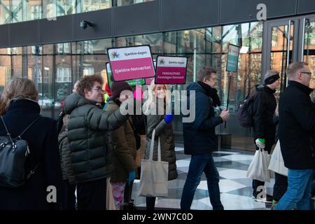 Une manifestation arrive à Industriens Hus à Copenhague dans le cadre de la Journée des maladies rares est une journée internationale de sensibilisation aux maladies rares et aux handicaps, le jeudi 29 février 2024 Copenhagen Danish Industries Denmark Copyright : xKristianxTuxenxLadegaardxBergx IMG 3422 Banque D'Images