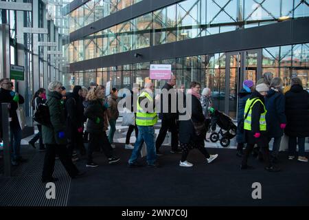 Une manifestation arrive à Industriens Hus à Copenhague dans le cadre de la Journée des maladies rares est une journée internationale de sensibilisation aux maladies rares et aux handicaps, le jeudi 29 février 2024 Copenhagen Danish Industries Denmark Copyright : xKristianxTuxenxLadegaardxBergx IMG 3416 Banque D'Images