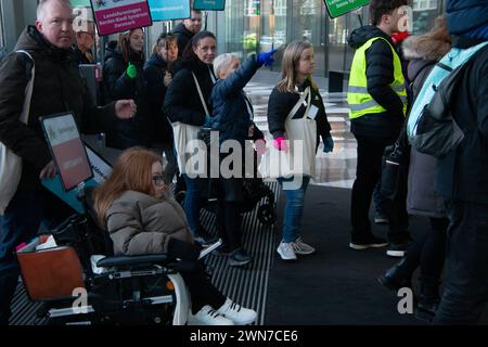 Une manifestation arrive à Industriens Hus à Copenhague dans le cadre de la Journée des maladies rares est une journée internationale de sensibilisation aux maladies rares et aux handicaps, le jeudi 29 février 2024 Copenhagen Danish Industries Denmark Copyright : xKristianxTuxenxLadegaardxBergx IMG 3428 Banque D'Images