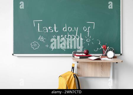 Texte LE DERNIER JOUR DE L'ÉCOLE avec des dessins sur le tableau noir en classe Banque D'Images