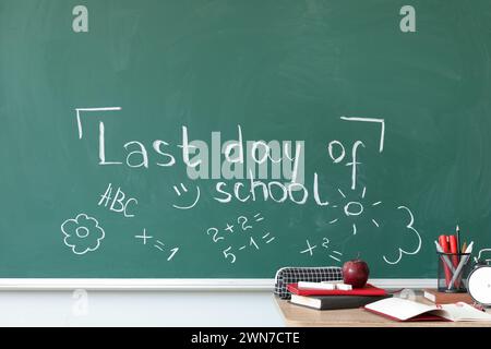 Texte LE DERNIER JOUR DE L'ÉCOLE avec des dessins sur le tableau noir en classe Banque D'Images