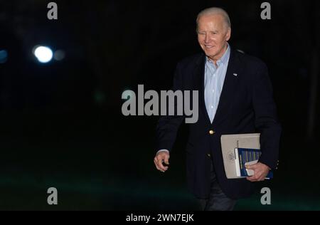 Washington, DC, États-Unis. 29 février 2024. Le président des États-Unis Joe Biden marche sur la pelouse sud de la Maison Blanche après son arrivée sur Marine One à Washington, DC, États-Unis, le jeudi 29 février, 2024. Biden et son rival politique Donald Trump ont effectué jeudi des visites en duel à la frontière sud des États-Unis, mettant en lumière une question qui devrait figurer en bonne place dans une reprise attendue en novembre de leur concours amèrement disputé de 2020. Crédit : Leigh Vogel/Pool via CNP/dpa/Alamy Live News Banque D'Images