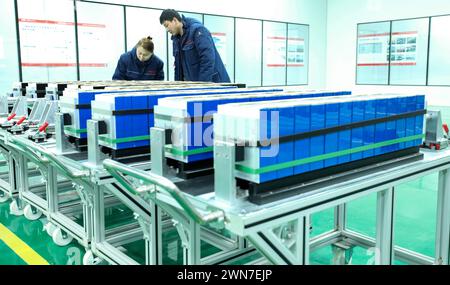 ZHANGYE, CHINE - 29 FÉVRIER 2024 - les travailleurs vérifient l'emballage des modules sur une ligne de production automatisée pour le manufa d'équipement de stockage d'énergie Banque D'Images