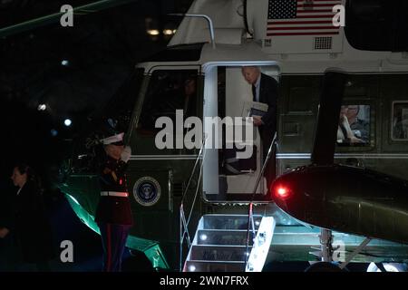 Le président des États-Unis Joe Biden débarque Marine One sur la pelouse sud de la Maison Blanche à Washington, DC, États-Unis, le jeudi 29 février, 2024. Biden et son rival politique Donald Trump ont effectué jeudi des visites en duel à la frontière sud des États-Unis, mettant en lumière une question qui devrait figurer en bonne place dans une reprise attendue en novembre de leur concours amèrement disputé de 2020. Crédit : Leigh Vogel/Pool via CNP/MediaPunch Banque D'Images