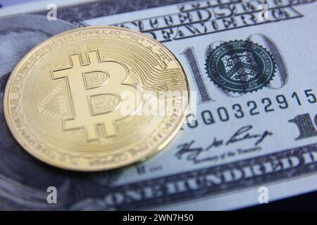 Gros plan pièce de monnaie de bit sur billet de banque d'un dollar américain avec échiquier Banque D'Images
